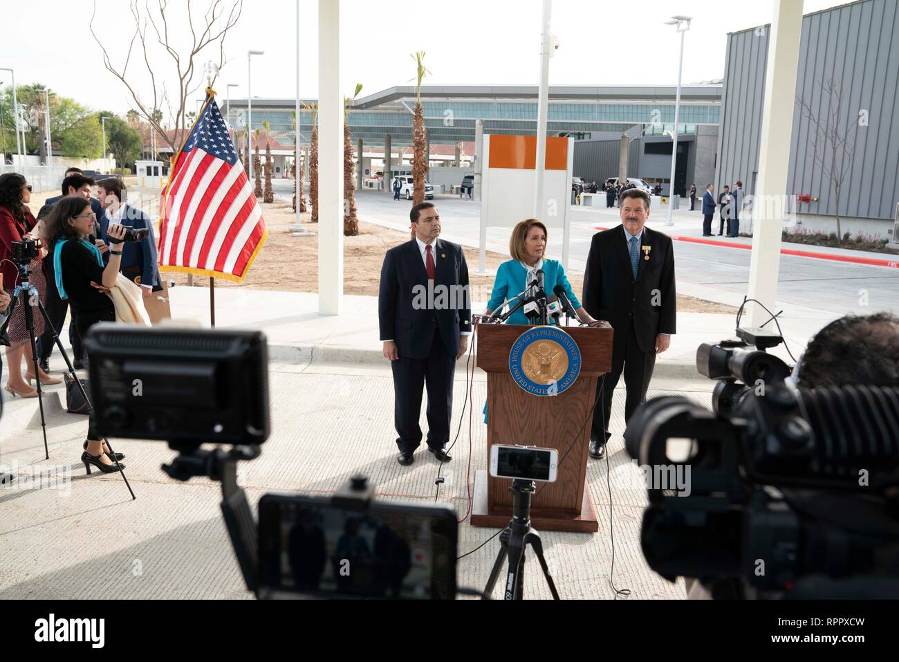 Us-Repräsentantenhaus Sprecher Nancy Pelosi (D-CA), mit US Rep. Henry Cuellar (D-Laredo), links, und Laredo Bürgermeister Peter Saenz, spricht auf der Pressekonferenz im Hafen von Eintrag #2 in Laredo, Texas. Stockfoto