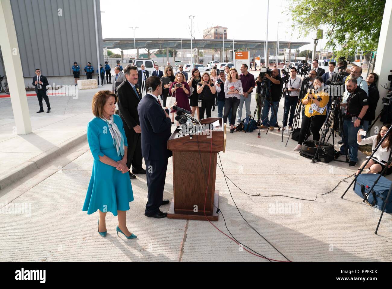Us-Repräsentantenhaus Sprecher Nancy Pelosi (D-CA) wartet der Presse am Hafen von Eintrag #2 zu sprechen, die nach der Tour durch den Texas-Mexico Grenze zwischen Laredo, Texas, und Nuevo Laredo, Tamaulipas, Mexiko. Stockfoto