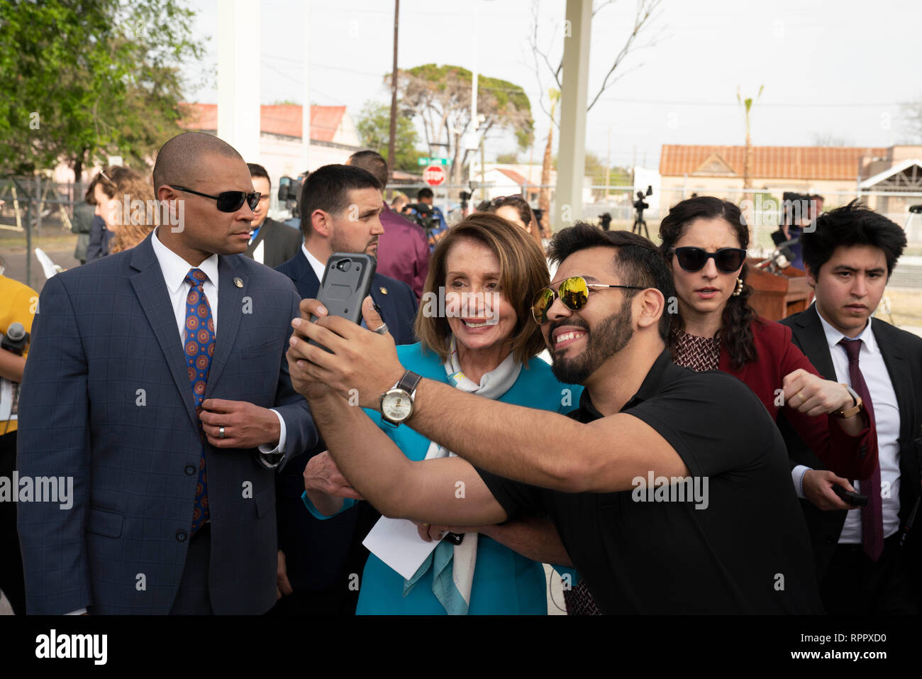 Carlos Gaytan nimmt ein Mobiltelefon selfie mit US-Repräsentantenhaus Sprecher Nancy Pelosi als Sie geht zu einer Pressekonferenz in Laredo, Texas, nach der Tour durch den US-amerikanischen und mexikanischen Grenzgebiet zwischen Laredo und Nuevo Laredo. Stockfoto