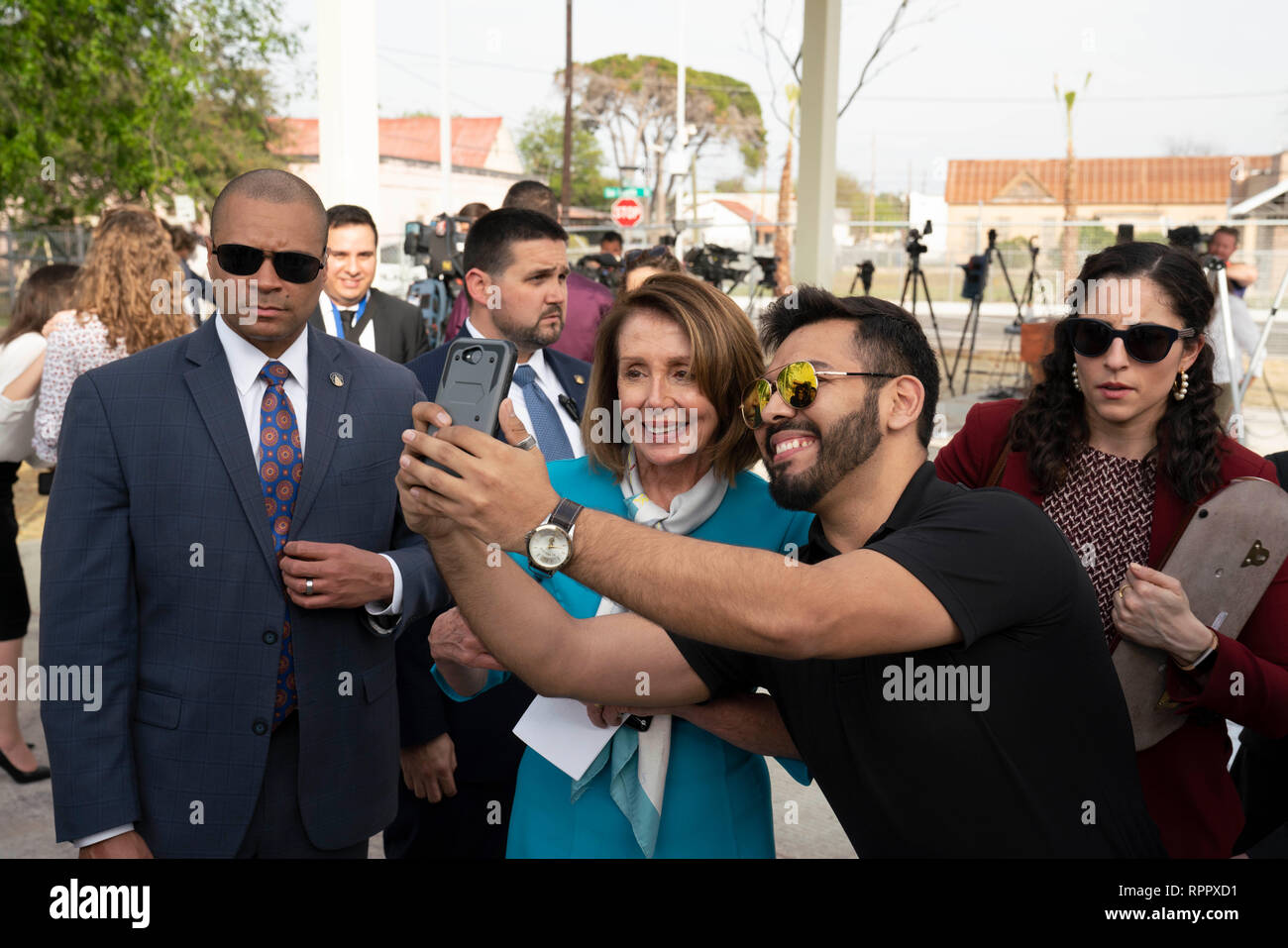 Carlos Gaytan nimmt ein Mobiltelefon selfie mit US-Repräsentantenhaus Sprecher Nancy Pelosi als Sie geht zu einer Pressekonferenz in Laredo, Texas, nach der Tour durch den US-amerikanischen und mexikanischen Grenzgebiet zwischen Laredo und Nuevo Laredo. Stockfoto