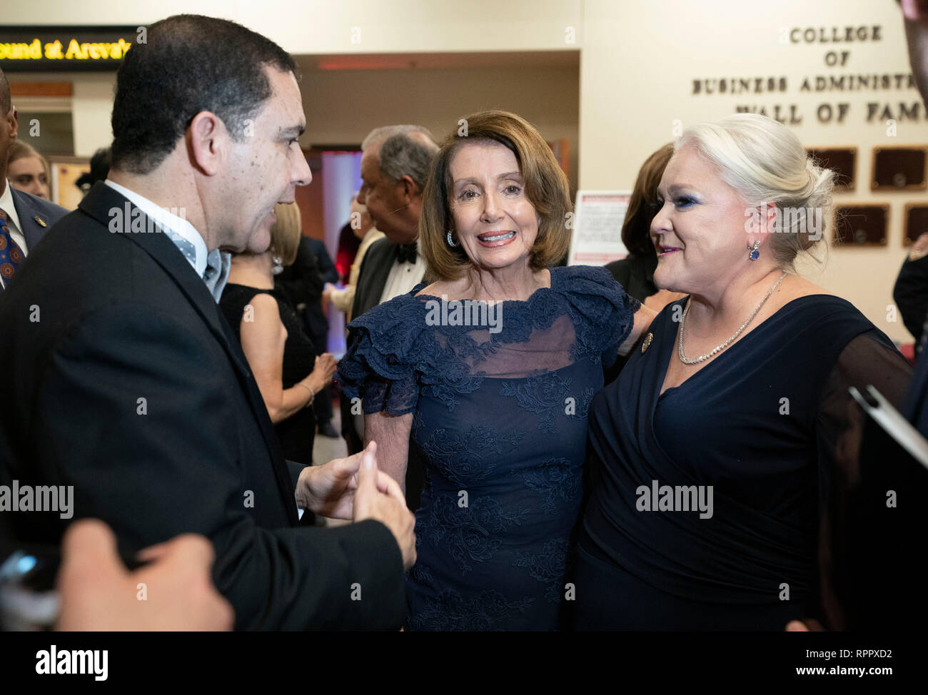 Sprecher der Vereinigten Staaten des Repräsentantenhauses Nancy Pelosi stellt bei einer Cocktailparty als Ehrengast der Geburtstagsfeier des George Washington in der Grenzstadt Laredo, Texas. Auf der linken Seite ist U. S, Kongressabgeordneter Henry Cuellar, D-Laredo. Stockfoto