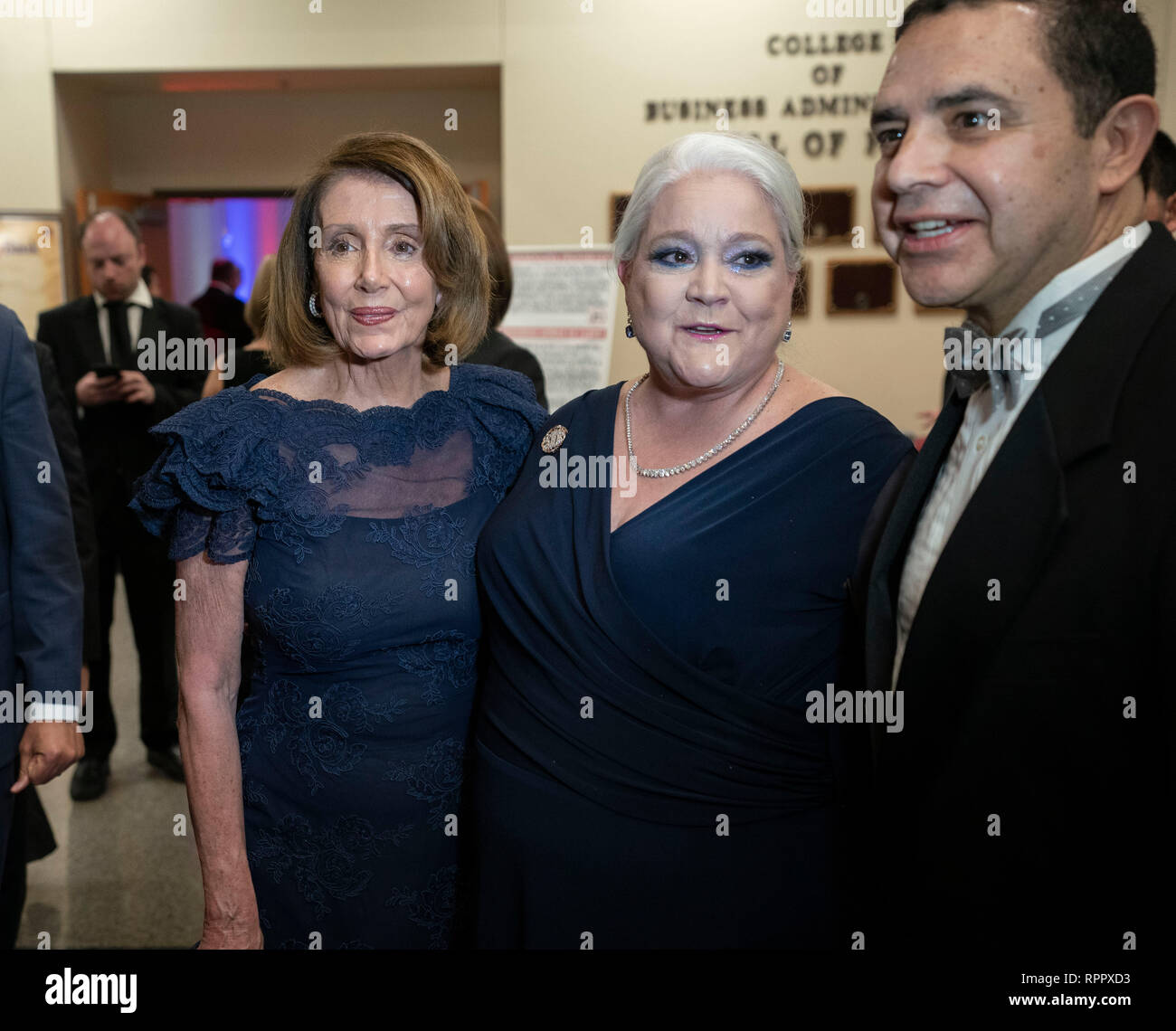 Sprecher der Vereinigten Staaten des Repräsentantenhauses Nancy Pelosi stellt bei einer Cocktailparty als Ehrengast der Geburtstagsfeier des George Washington in der Grenzstadt Laredo, Texas. Am Recht ist US, Kongressabgeordneter Henry Cuellar, D-Laredo. Stockfoto