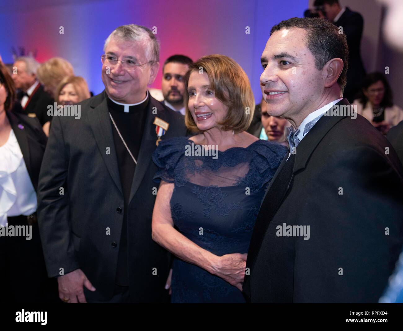 Sprecher der Vereinigten Staaten des Repräsentantenhauses Nancy Pelosi stellt bei einer Cocktailparty als Ehrengast der Geburtstagsfeier des George Washington in der Grenzstadt Laredo, Texas. Am Recht ist US, Kongressabgeordneter Henry Cuellar, D-Laredo. Stockfoto