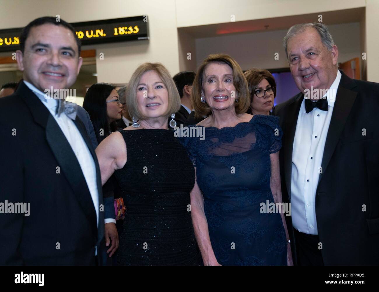Sprecher der Vereinigten Staaten des Repräsentantenhauses Nancy Pelosi stellt bei einer Cocktailparty als Ehrengast der Geburtstagsfeier des George Washington in der Grenzstadt Laredo, Texas. Auf der linken Seite ist U. S, Kongressabgeordneter Henry Cuellar, D-Laredo. Stockfoto