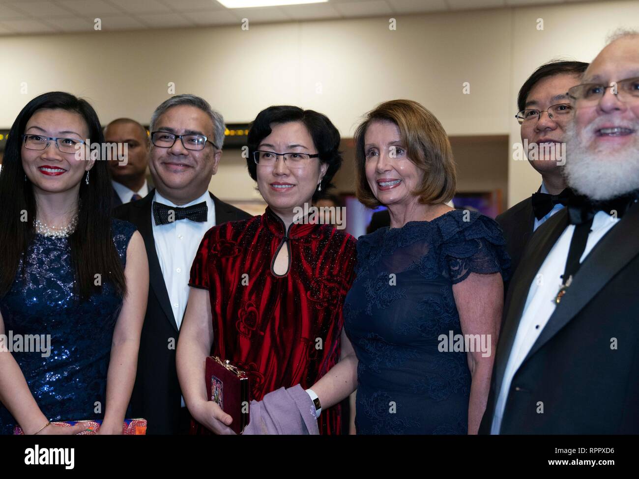Sprecher der Vereinigten Staaten des Repräsentantenhauses Nancy Pelosi stellt bei einer Cocktailparty als Ehrengast der Geburtstagsfeier des George Washington in der Grenzstadt Laredo, Texas. Stockfoto
