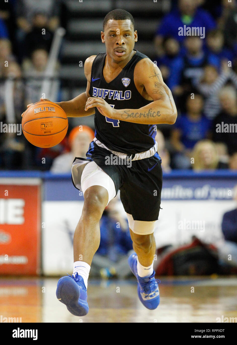 Amherst, New York, USA. Feb 22, 2019: Buffalo Bulls guard Davonta Jordanien (4) in Aktion in der ersten Hälfte des Spiels in der NCAA Basketball Spiel zwischen der Kent State Golden blinkt und Buffalo Stiere an Alumni-Arena in Amherst, NY (Nicholas T. LoVerde/Cal Sport Media) Credit: Cal Sport Media/Alamy leben Nachrichten Stockfoto