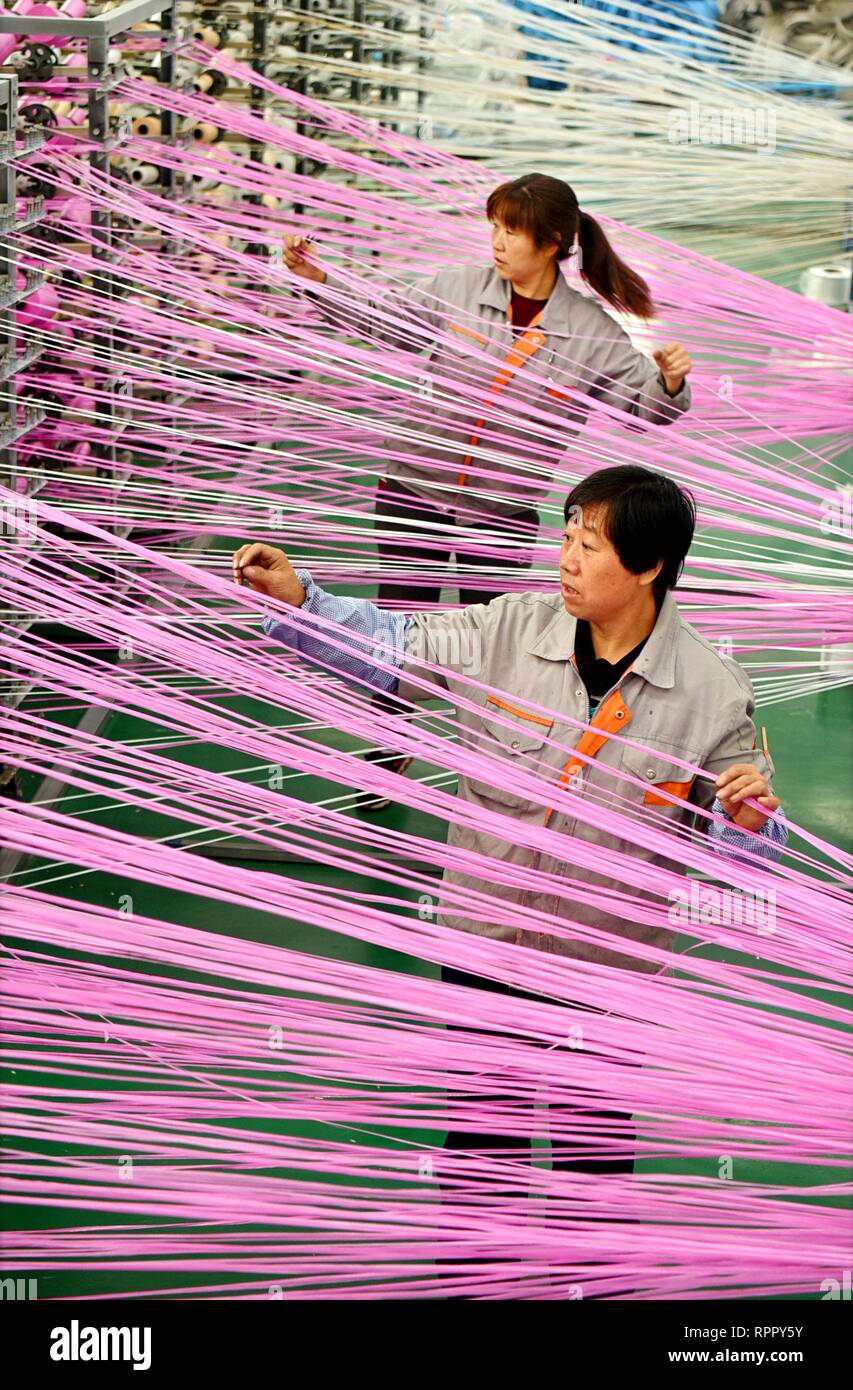Peking, China. 23. Feb 2019. Weibliche Arbeitnehmer machen Kunststoff Produkte für den Export in der Werkstatt in Lucun Township von yiyuan County in der ostchinesischen Provinz Shandong, Nov. 12, 2018. China hat die geschlechtsspezifische Diskriminierung Praktiken bei der Anwerbung verboten zu Karrieremöglichkeiten für Frauen zu steigern. Sollte in jeder Einstellung Pläne oder Interviews keine Anforderungen für Geschlecht aufgenommen werden, entsprechend dem Ministerium für Humanressourcen und soziale Sicherheit und acht anderen Behörden. Quelle: Xinhua/Alamy leben Nachrichten Stockfoto