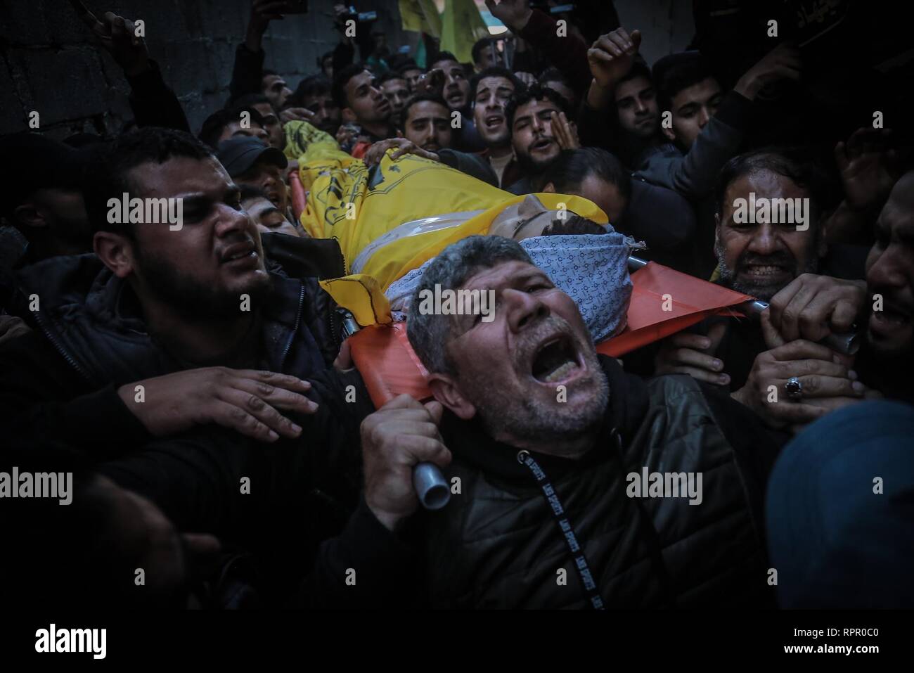 Gaza, Gaza, Palästina. 23 Feb, 2019. Verwandte trauern Yousef Al-Dayeh, 12 Jahre alt, Körper in Gaza-Stadt, Yousef wurde von israelischen Truppen bei einem Protest östlich von Gaza-stadt getötet. Credit: Abed Alrahman Alkahlout/Quds Net News/ZUMA Draht/Alamy leben Nachrichten Stockfoto