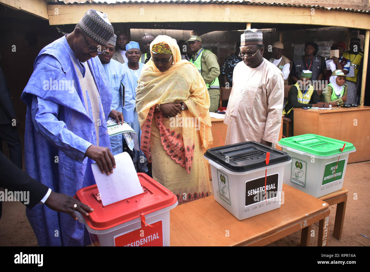 Katsina, Nigeria. 23 Feb, 2019. Der nigerianische Präsident Muhammadu Buhari wirft seine Stimme im Wahllokal in der 2019 Präsidentschafts- und Parlamentswahlen in Daura im Bundesstaat Katsina, Nigeria, Jan. 23, 2019. Der amtierende Präsident Muhammadu Buhari, der für eine zweite Amtszeit versucht habe in seiner Heimatstadt von Daura im Norden Nigerias. Credit: NAN/Xinhua/Alamy leben Nachrichten Stockfoto