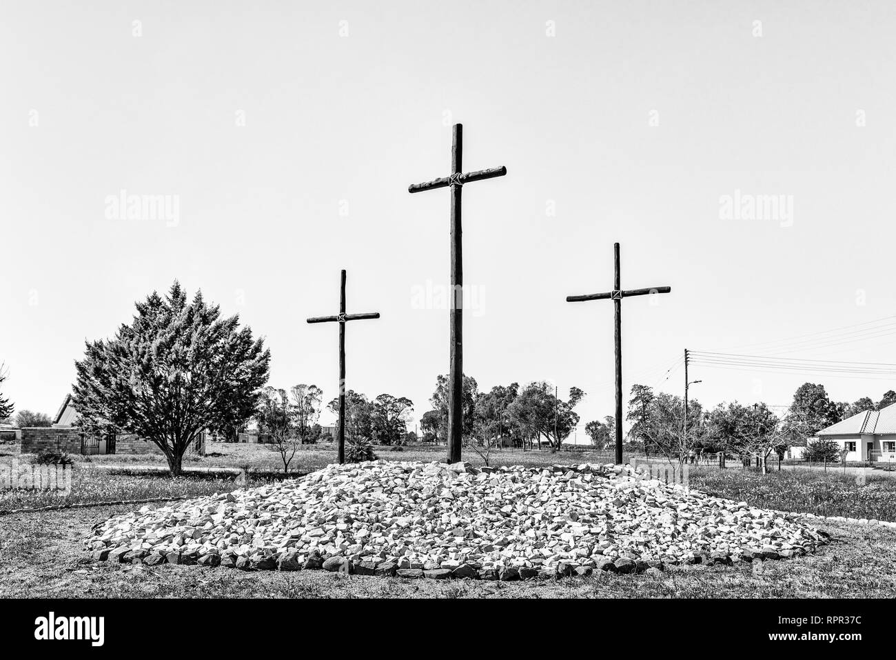 NIEUWOUDTSVILLE, SÜDAFRIKA, 29. AUGUST 2018: die Drei Holzkreuze an der Niederländischen Reformierten Kirche in Nieuwoudtville in der Northern Cape Provinz. Mon Stockfoto