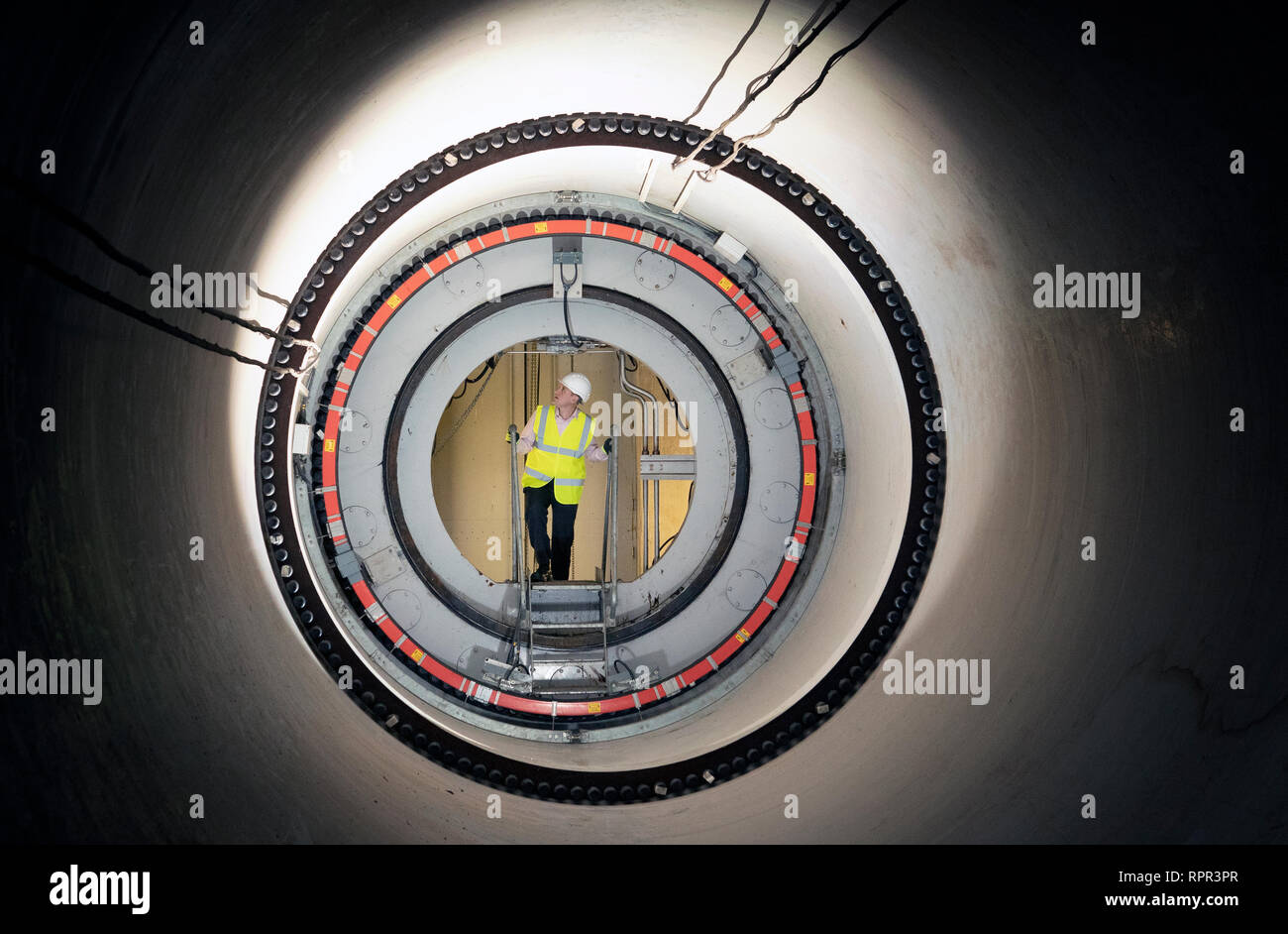 Leiter Engineering Peter Robinson in der Achse des Falkirk Wheel zum Innenleben der Struktur sehen. Stockfoto