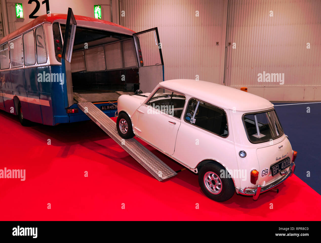 Erholung der Legionär Bus in der heist Abschnitt des italienischen Job, eine besondere Ehre Ausstellung im 2019 London Classic Car Show verwendet Stockfoto