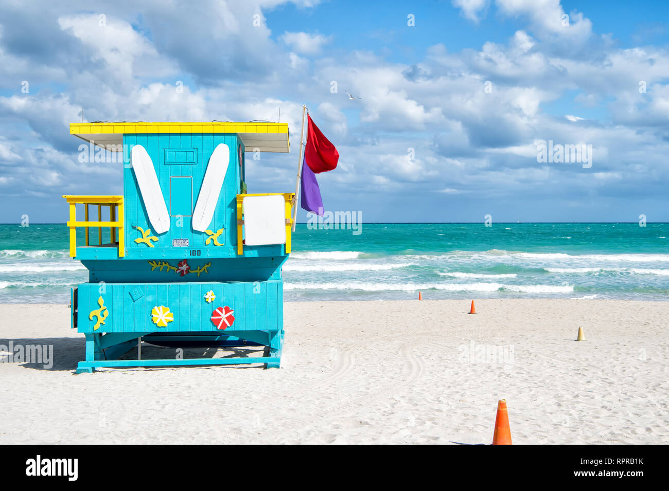 South Beach, Miami, Florida, Rettungsschwimmer Haus in eine bunte Art Deco Stil an bewölkten Himmel und den Atlantik im Hintergrund, weltberühmten Reisen Lage Stockfoto