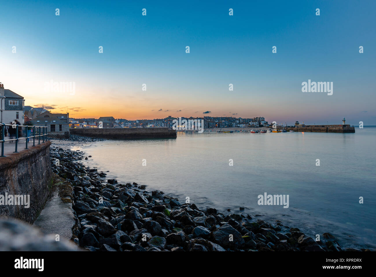 Dämmerung im Fischereihafen Newquay Cornwall England Großbritannien Stockfoto