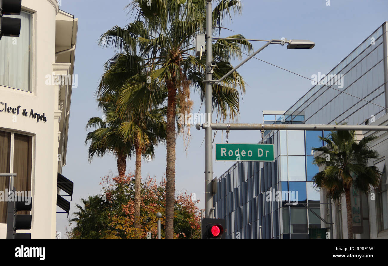Rodeo Drive Straßenschild in Beverly Hills, Kalifornien mit Palmen im Hintergrund. Dieser berühmten Straße verfügt über High-end Luxury Stores und Händler. Stockfoto