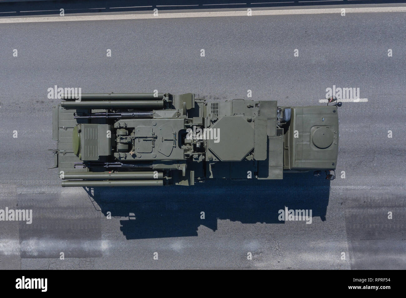 Moskau, den 9. Mai 2018. Modernisierte Oberfläche-zu-Luft Raketen und Artillerie System SA-22 Pantsir-S2 kehrt aus dem Roten Platz nach dem Victo Stockfoto