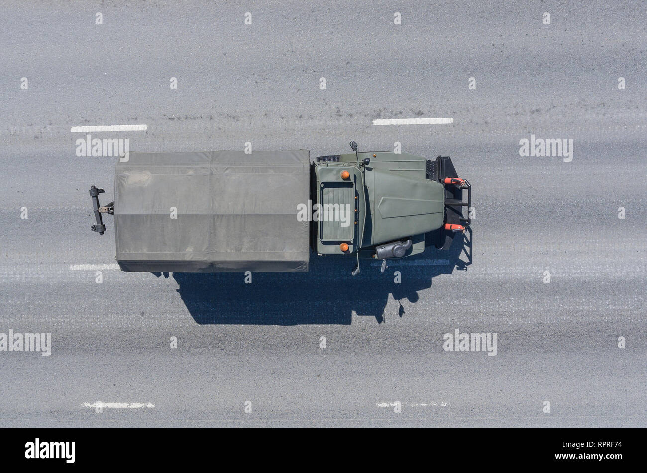 Moskau, den 9. Mai 2018. KT-LM am Gehäuse Ural-4320 kehrt aus dem Roten Platz nach dem Sieg Parade, eine Ansicht von oben. Stockfoto