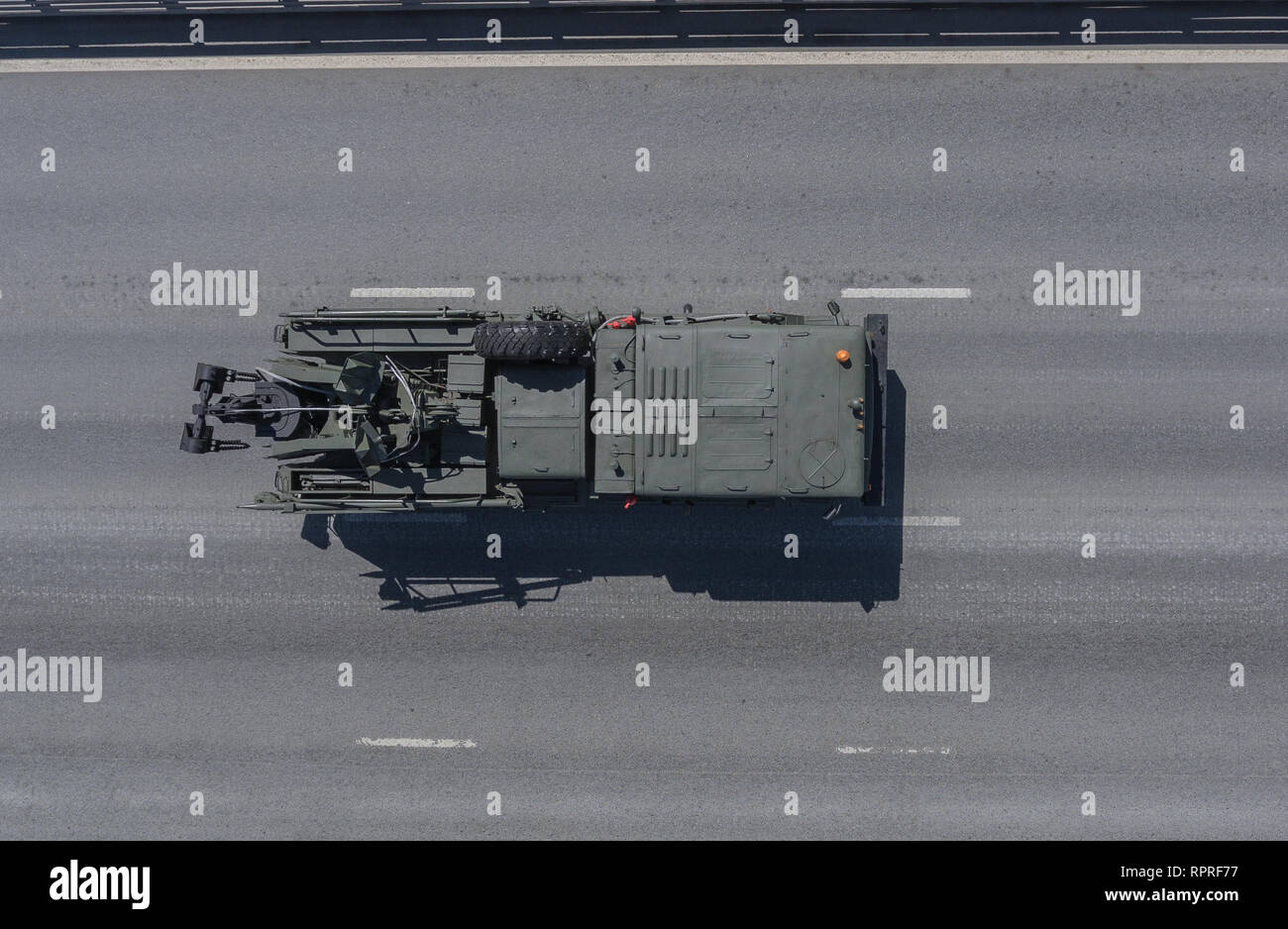 Moskau, den 9. Mai 2018. Leistungsstarke schweren Traktor Stapler KET-T am Fahrgestell MAZ-537 G kehrt aus dem Roten Platz nach dem Sieg Parade, eine Ansicht von oben. Stockfoto