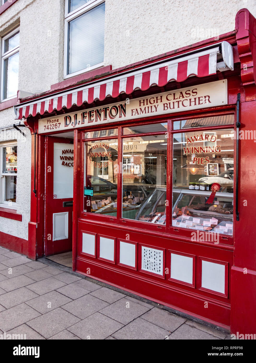 Englisch Dorfladen Vorne, berühmten fentons Metzger shop Fleischpastete Anzeige im Marktplatz Shop, Tickhill in Doncaster, South Yorkshire, England Stockfoto