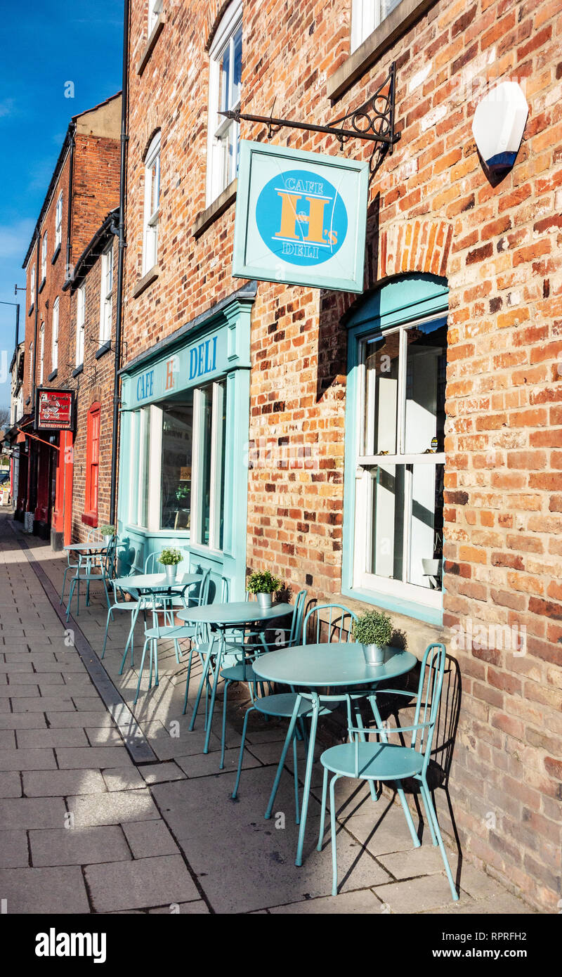 Englisch's Village H Cafe Deli in Markt, Tickhill in der Metropolitan Borough von Doncaster, South Yorkshire, England, Stockfoto