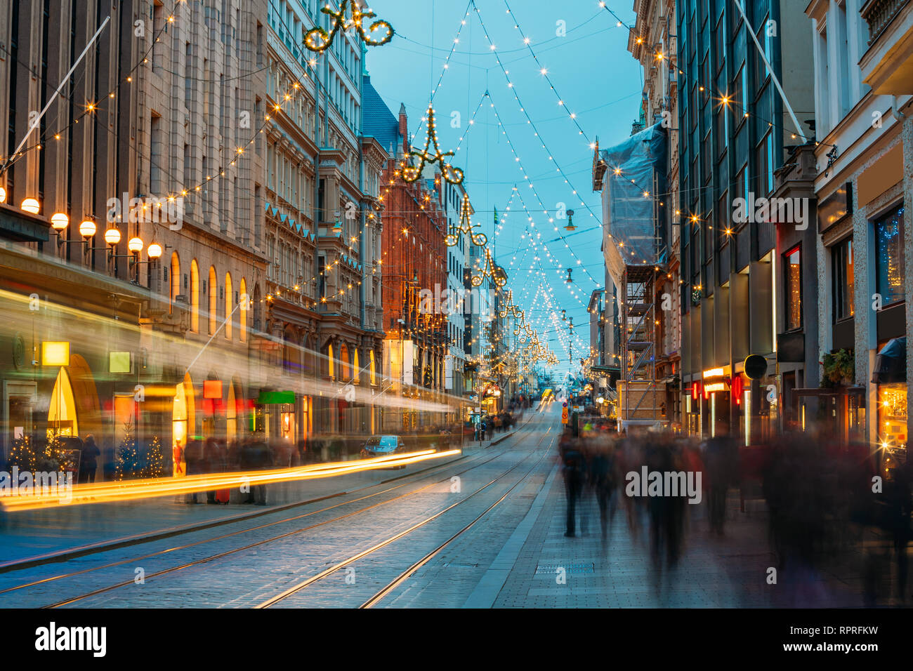 Helsinki, Finnland. Die Straßenbahn fährt von der Haltestelle Aleksanterinkatu Straße. Nacht Abend Weihnachten neues Jahr festliche Beleuchtung auf der Straße. Schöne Stockfoto