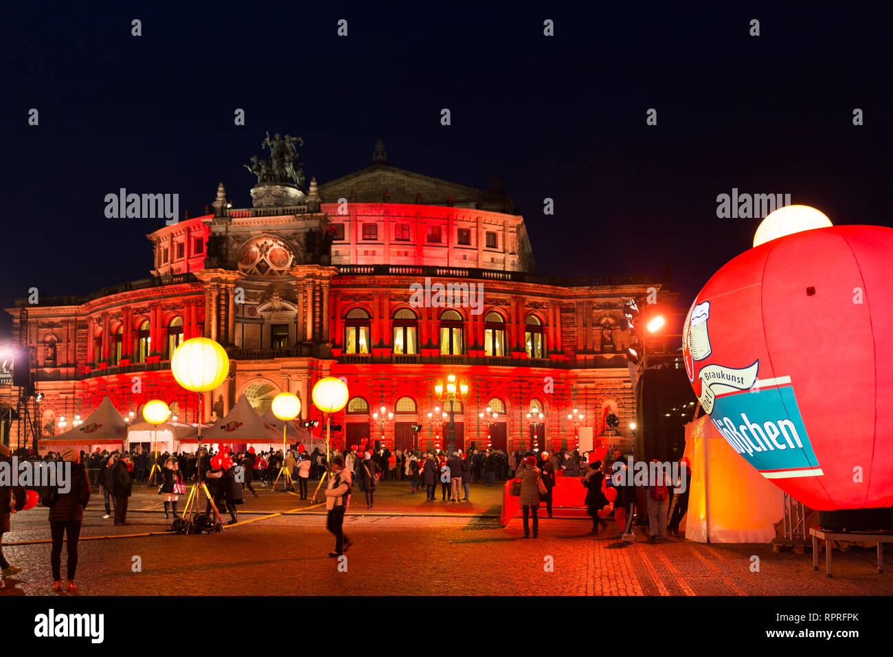 DRESDEN, Deutschland - 01. FEBRUAR 2019: SEMPEROPER während des 14 Semper Opernball 2019 Stockfoto