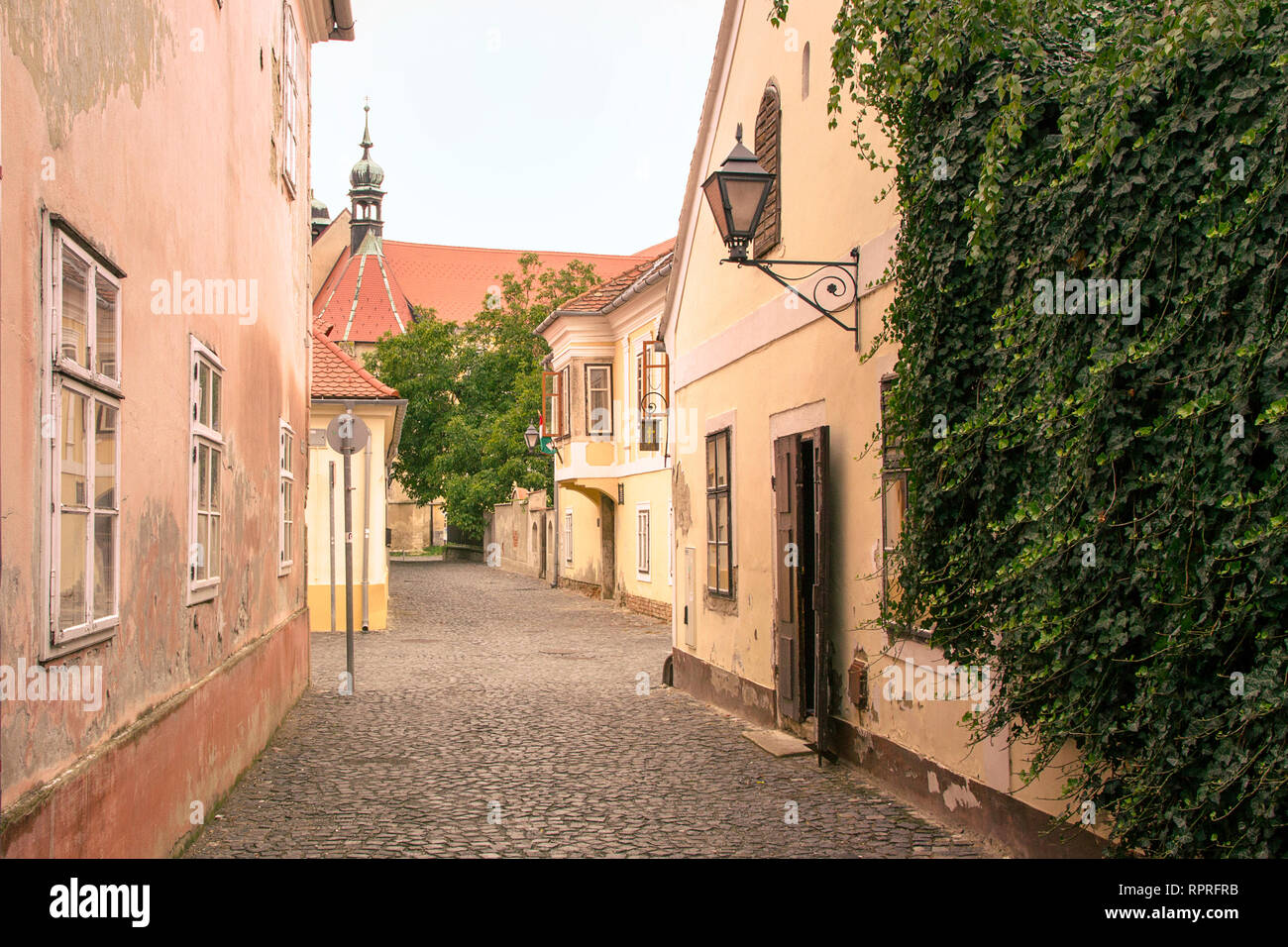 Koszeg Blick auf die Straße. Kleine gemütliche Straße, Altstadt in einem historischen mittelalterlichen Altstadt. Romantische gepflasterten Seitenstraße. Grün bewachsene Fassade, Ruhe und Frieden. Stockfoto