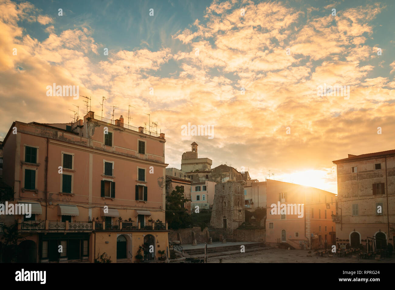 Terracina, Italien. Piazza Municipio und Blick auf die Burg Castello Frangipane In der Oberen Stadt im Sonnenuntergang Sonnenaufgang Stockfoto