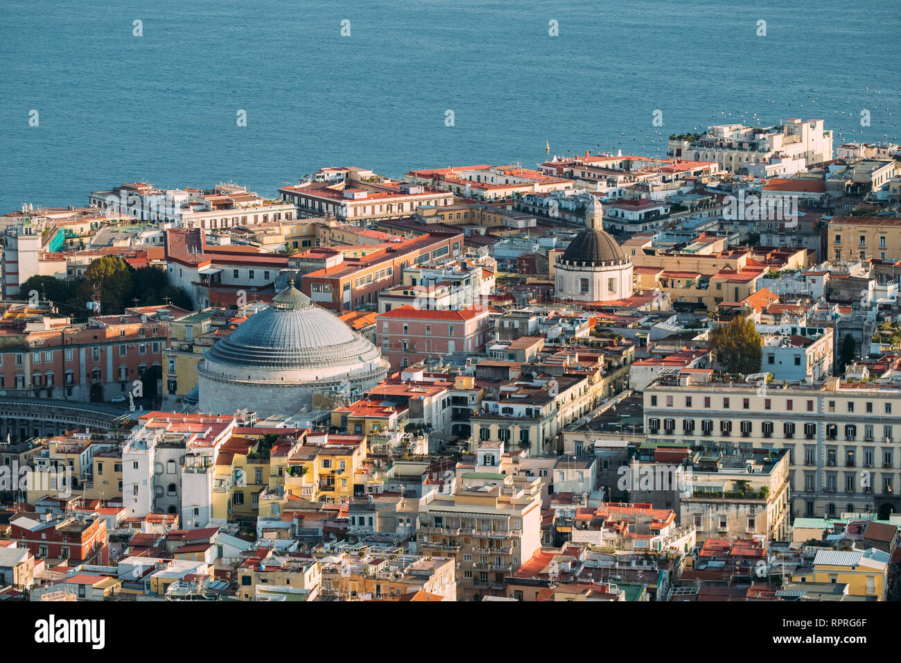 Neapel, Italien. Ansicht von oben Skyline Skyline mit berühmten Sehenswürdigkeiten und Teil des Golfes von Neapel In sonniger Tag. Viele alte Kirchen und Tempel Stockfoto