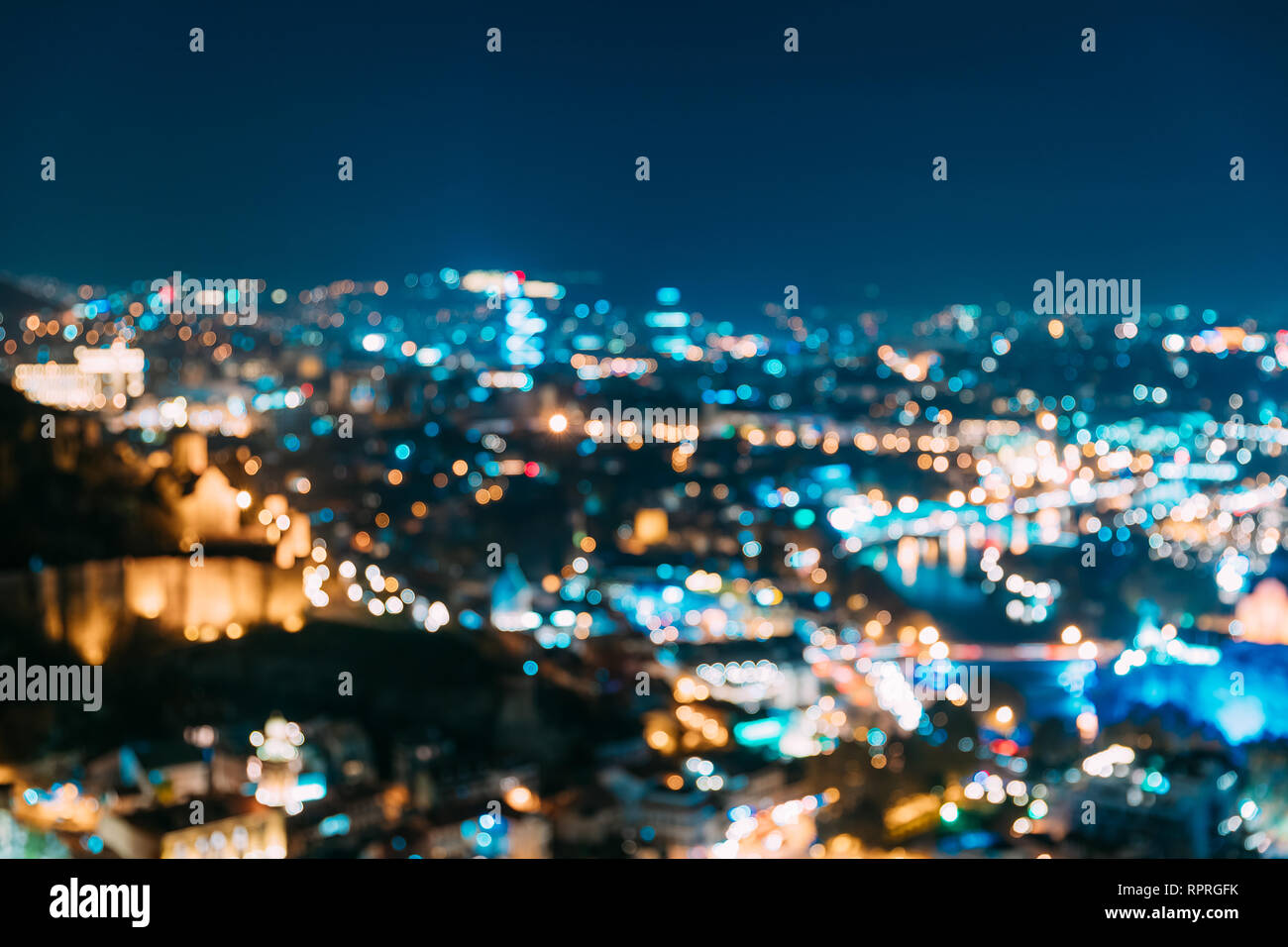 Absract verschwommen Bokeh architektonische Städtischer Hintergrund von Tiflis, Georgien. Echten verschwommen Bunt Bokeh defokussierten Hintergrund mit glühenden Lichter Stockfoto