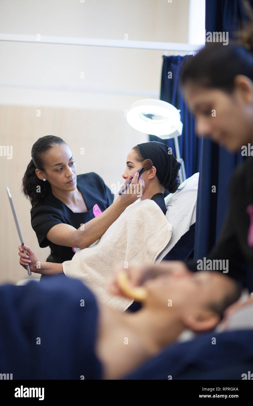 Erwachsene in einer Weiterbildung Hochschule studieren hair & beauty Stockfoto