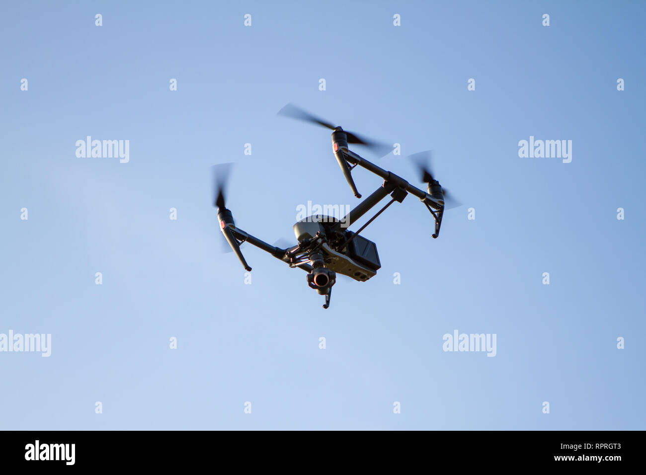 Drone quadcopter fliegen in den Himmel Stockfoto