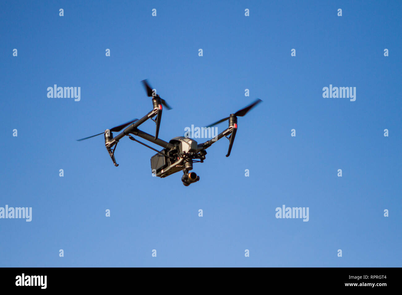 Drone quadcopter Inspire 2 fliegen im Himmel Stockfoto