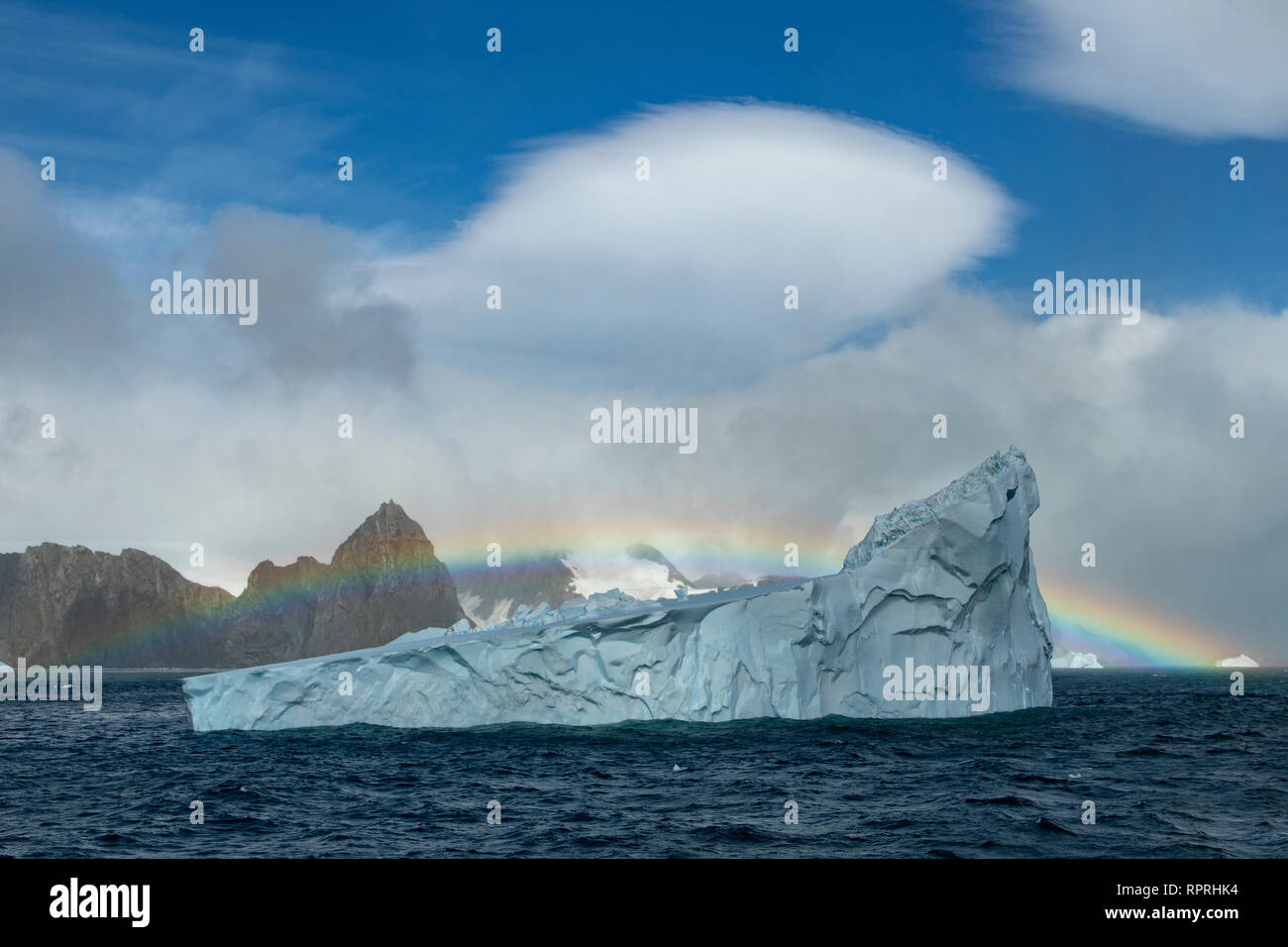 Rainbow und Iceberg auf Elephant Island Stockfoto