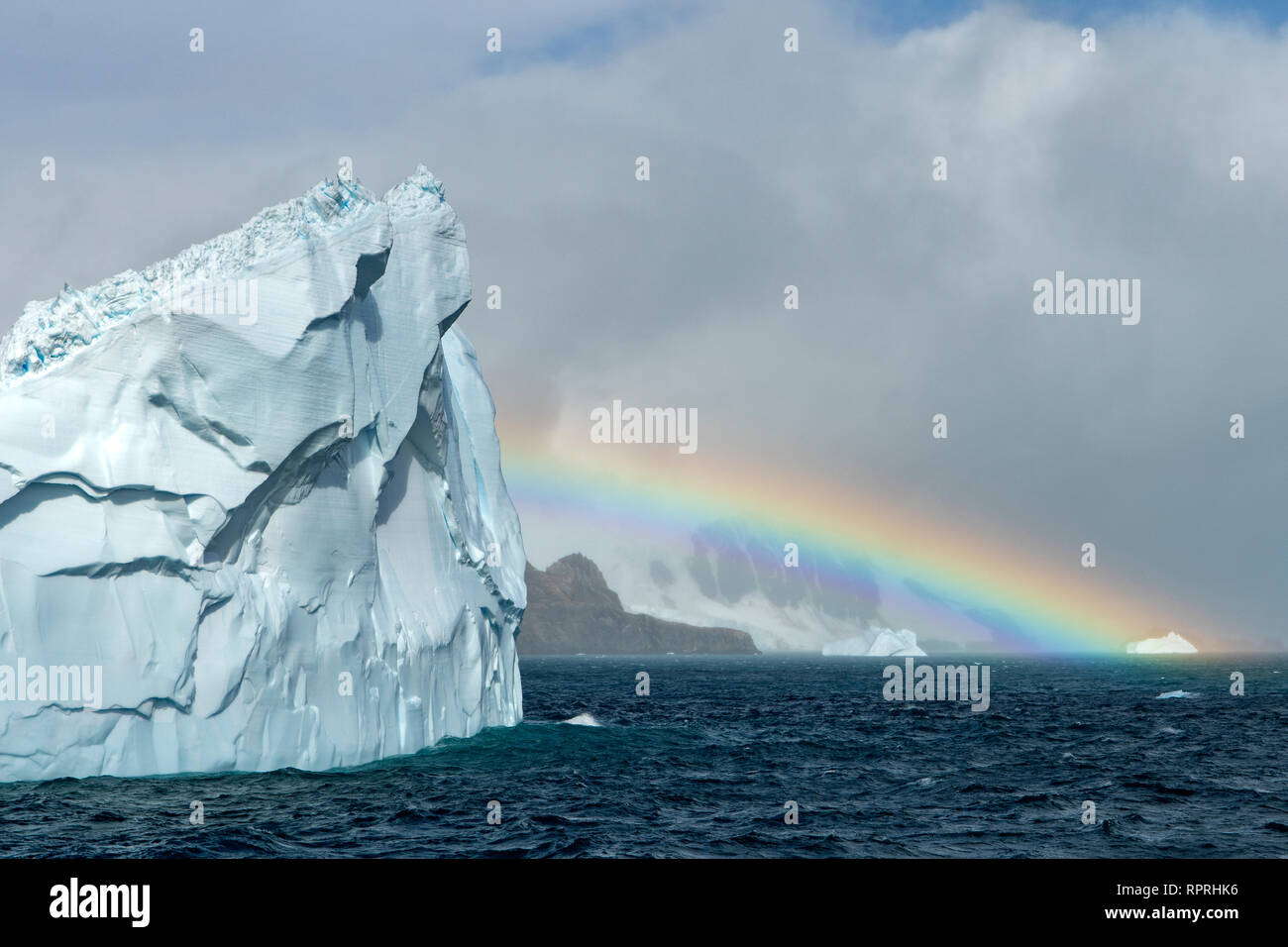 Rainbow und Iceberg auf Elephant Island Stockfoto