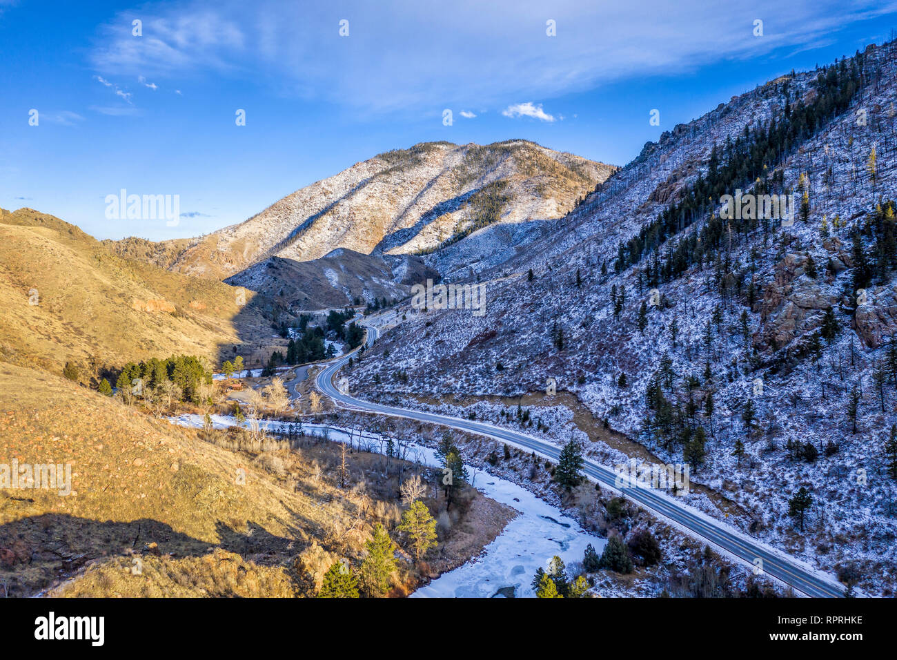 Schlucht in den Rocky Mountains in Colorado - Poudre Fluss im Winter Landschaft, Antenne Perspektive Stockfoto