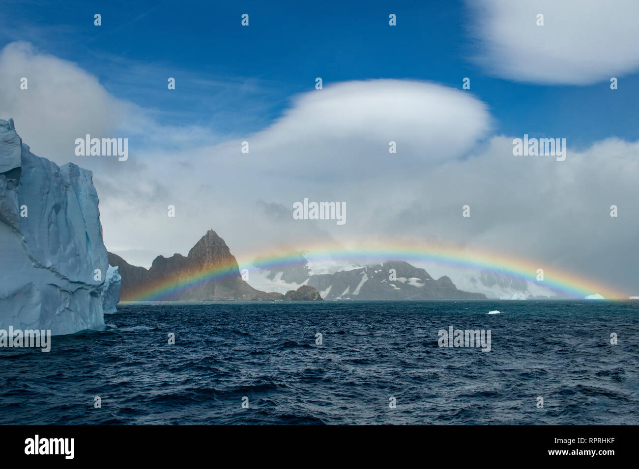 Rainbow und Iceberg auf Elephant Island Stockfoto