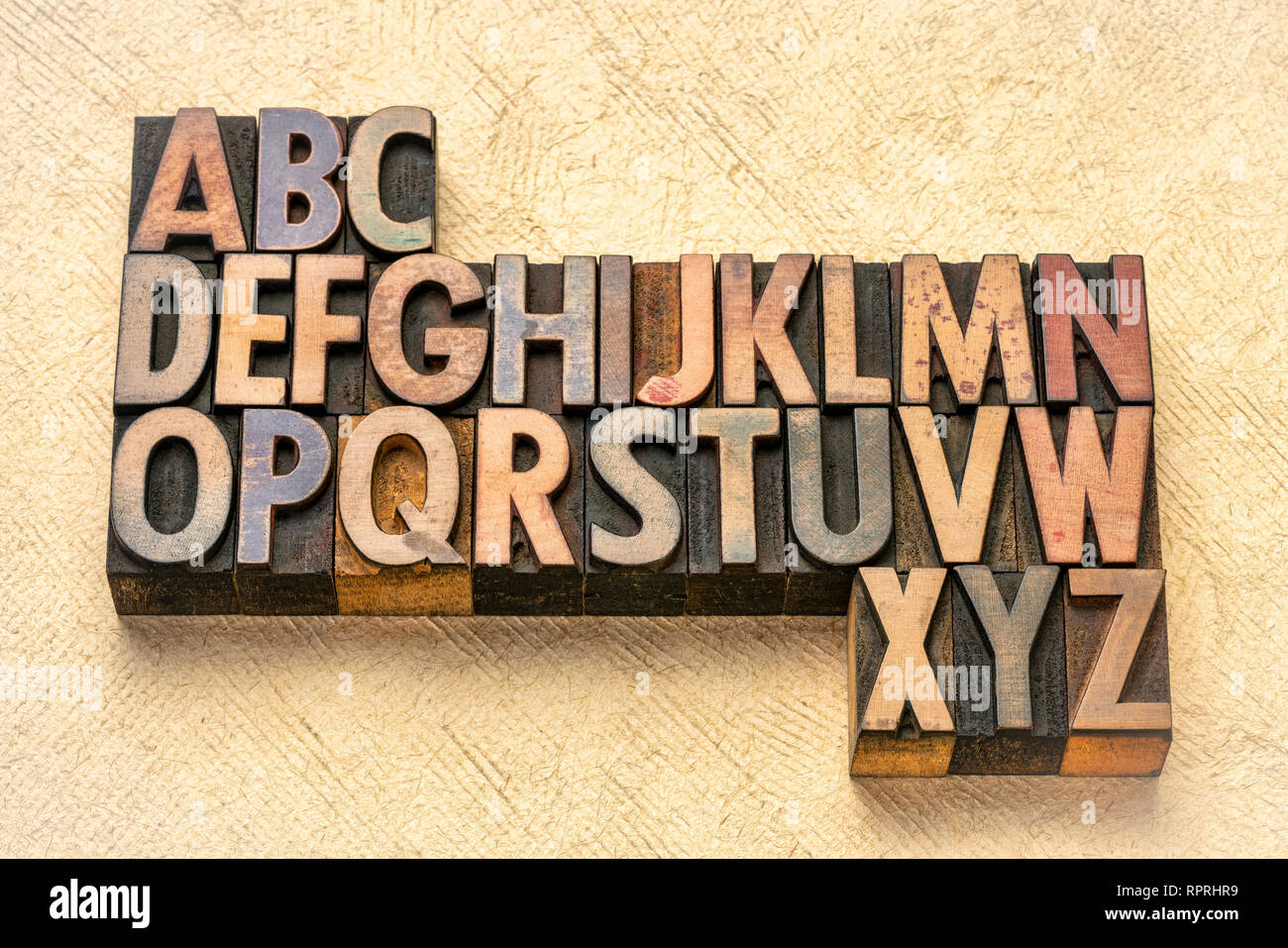 Alphabet Abstract in Vintage buchdruck Holz Art Klischees gegen strukturierte Rinde Papier Stockfoto