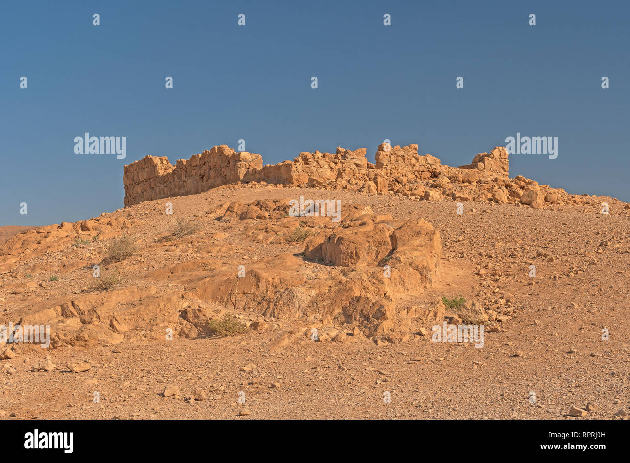 Isolierte Ruinen auf einem Mesa in Masada National Park in Israel. Stockfoto