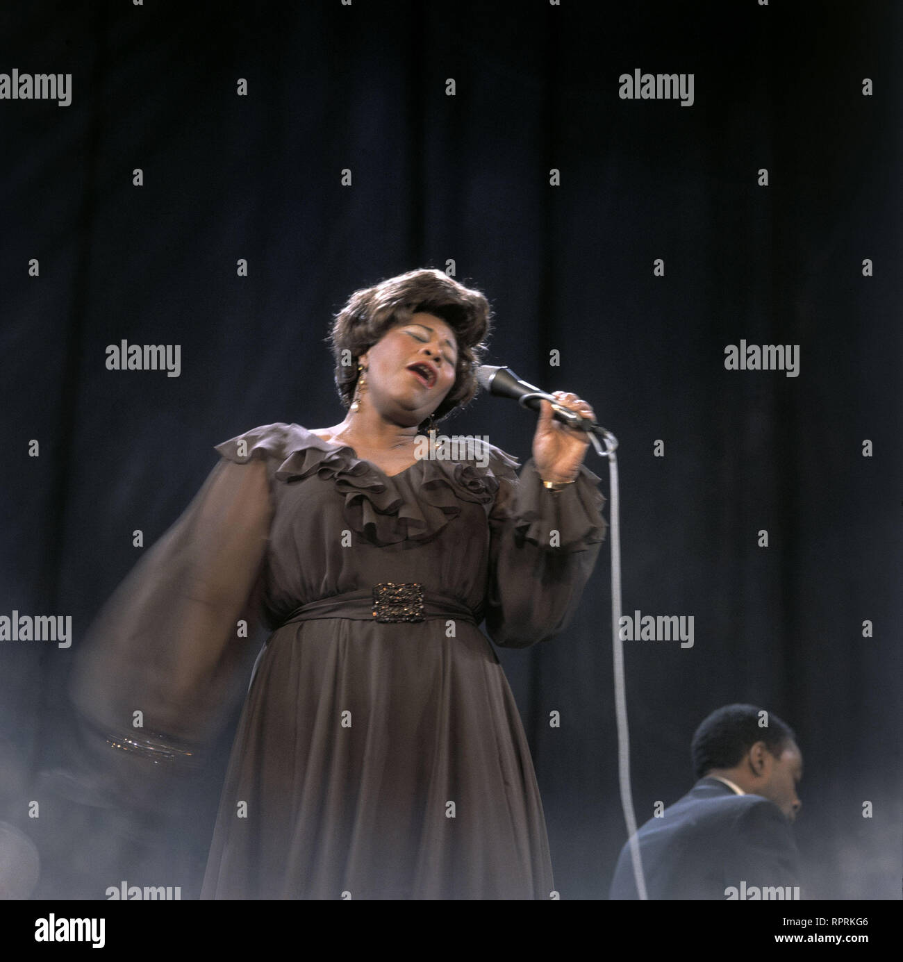 Die amerikanische Jazzsängerin Ella Fitzgerald bei ihrem Auftritt am 11. Februar 1968 in Berlin Deutschlandhalle. 11. Februar 1968 in der Deutschlandhalle in Berlin. Ella Fitzgerald war auf einem 21-City Tour von Ost- und Westeuropa. Stockfoto
