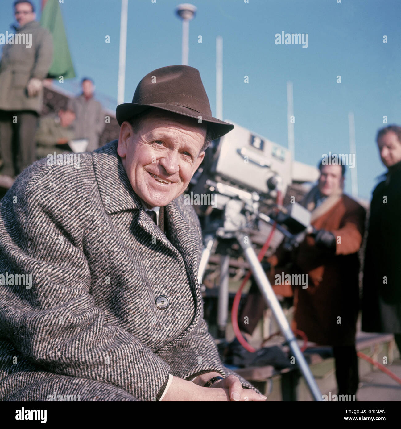 SEPP HERBERGER ERZÄHLT D 1966 Lambda Sepp Herberger mit Pokal. 'Das Wunder von Bern' macht ihn zu einer nationalen Legende. Unter seiner Führung wurde die deutsche Fußball Nationalmannschaft 1954 Weltmeister. Stockfoto