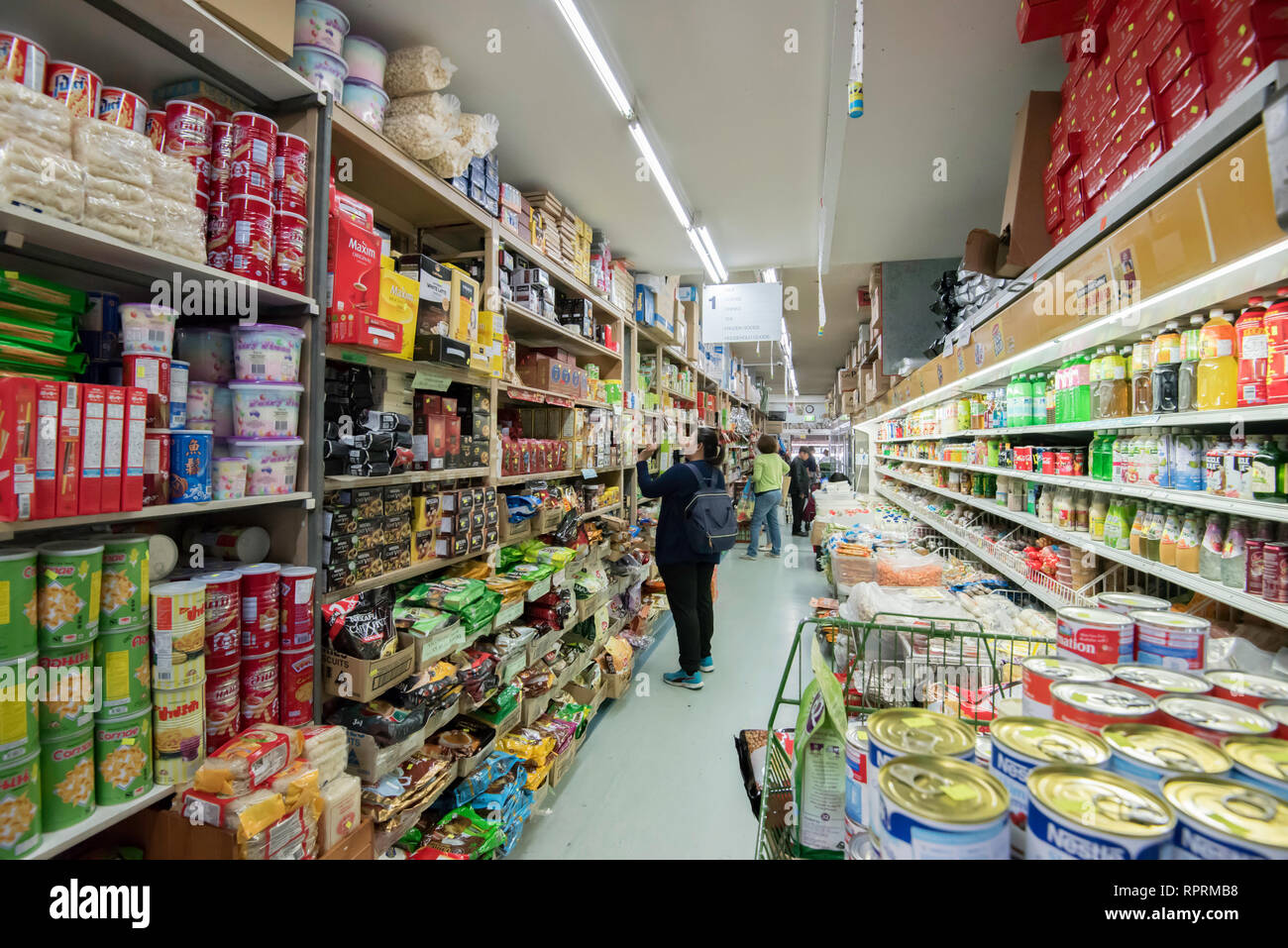 Eine Dame der Wahl Kaffee und Menschen Einkaufen in einem asiatischen Supermarkt oder Lebensmittelladen im Sydney Vorort Cabramatta in Australien Stockfoto