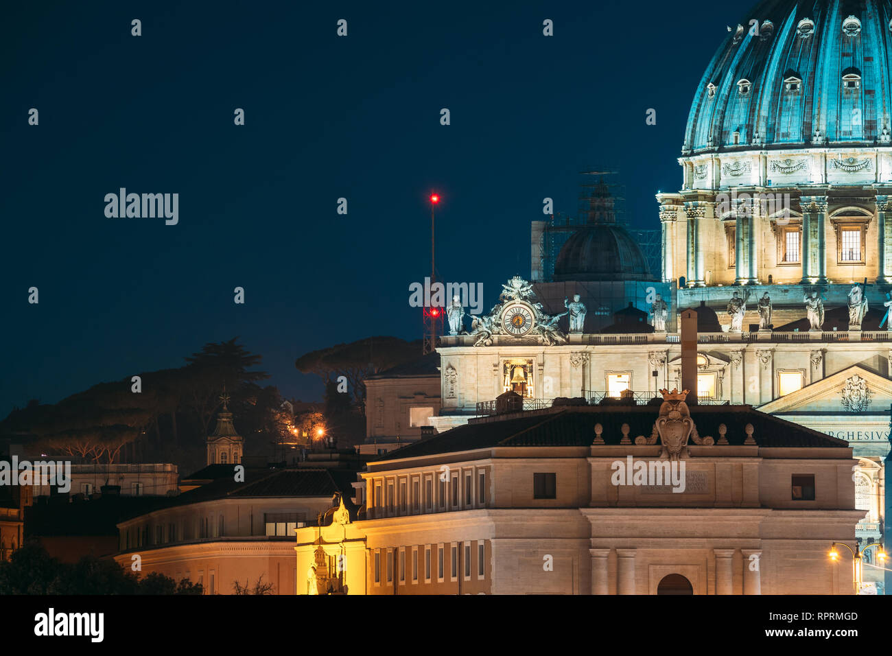 Rom, Italien. Uhr auf der Fassade der Basilika St. Peter im Vatikan Stockfoto