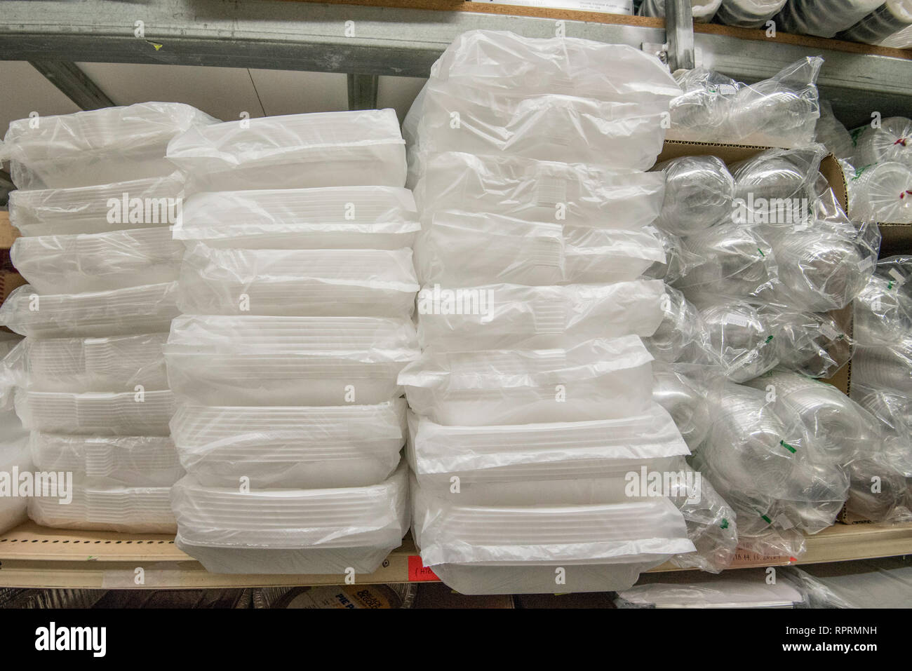 Plastikbecher und essen Fächer, die in einem asiatischen Supermarkt Supermarkt in der Sydney Vorort Cabramatta in New South Wales, Australien gestapelt Stockfoto