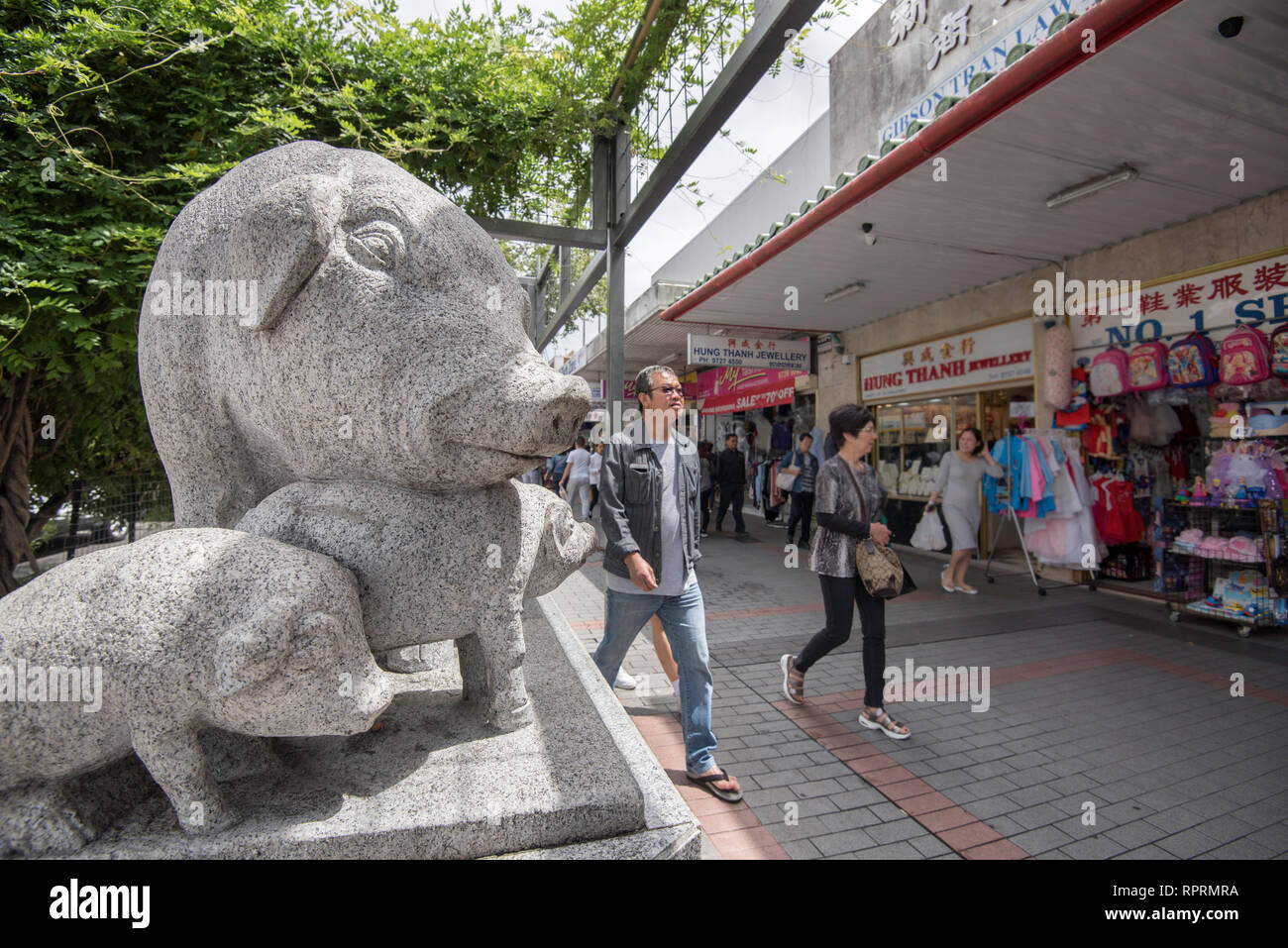 Glück und viel Glück Statue von Schweinen in der John Street in Sydney Vorort Cabramatta Stockfoto