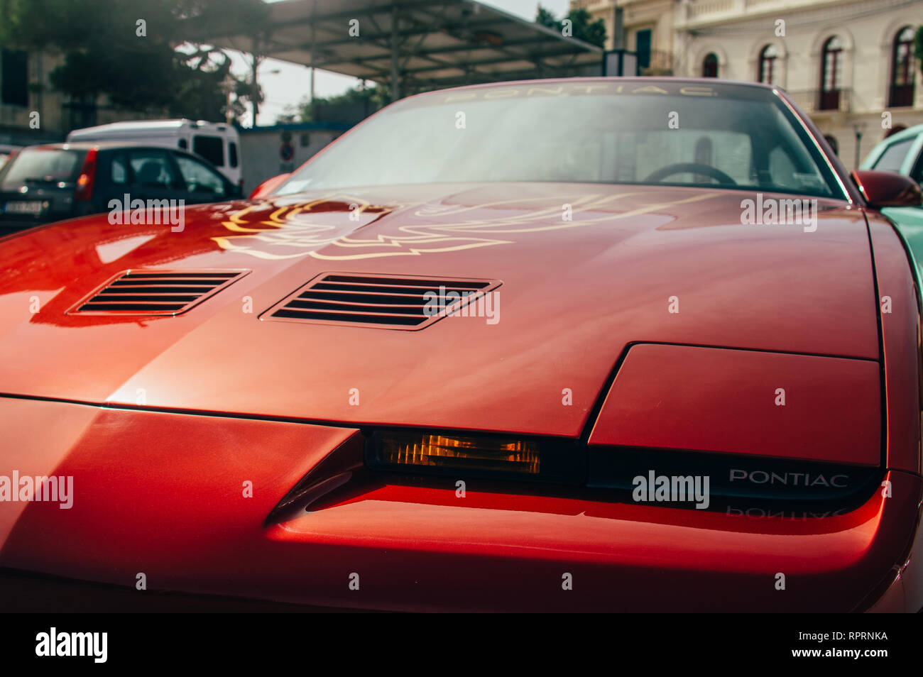 Mdina, Malta - 2016.10.16: Malta Classic Grand Prix, red Pontiac Firebird GTA Stockfoto