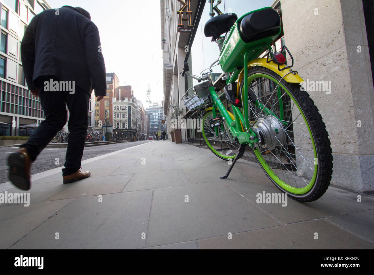 Kalk ebike elektrische Fahrrad Fahrrad London, auf Asphalt in der Stadt London geparkt Stockfoto