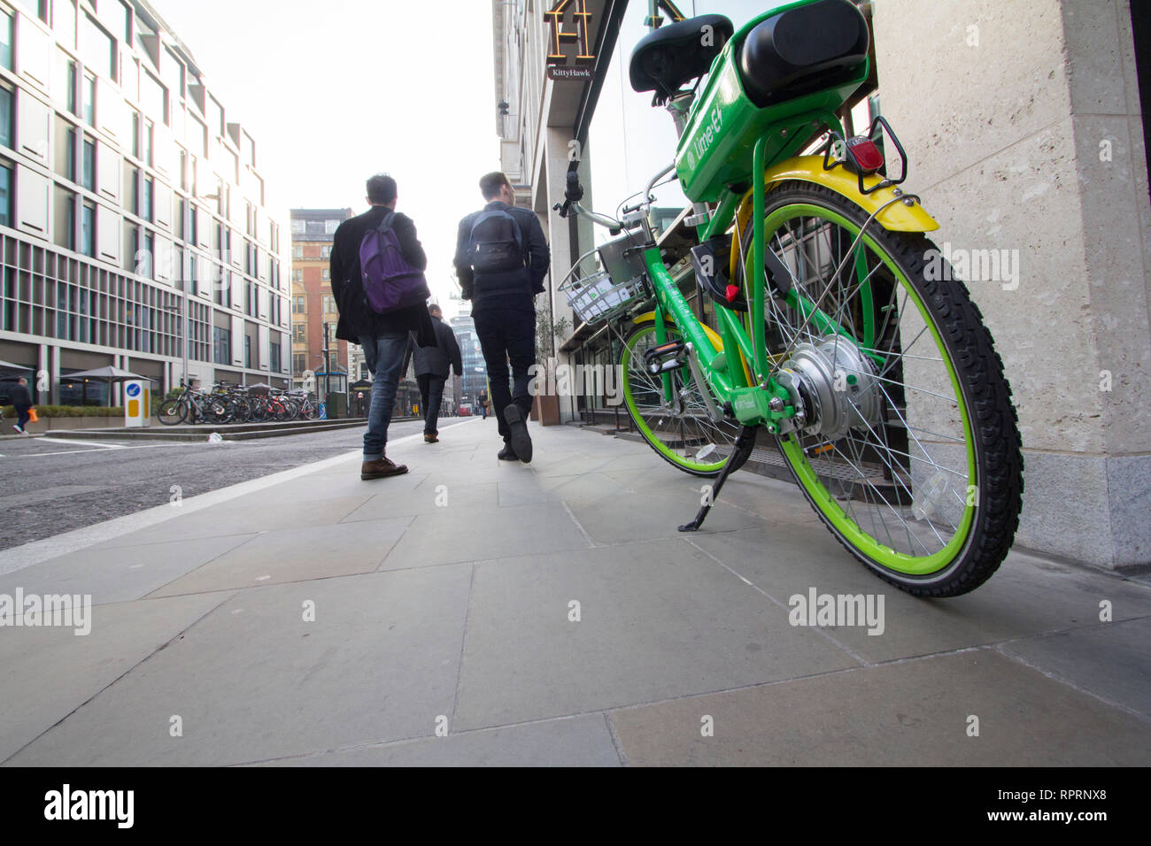 Kalk ebike elektrische Fahrrad Fahrrad London, auf Asphalt in der Stadt London geparkt Stockfoto