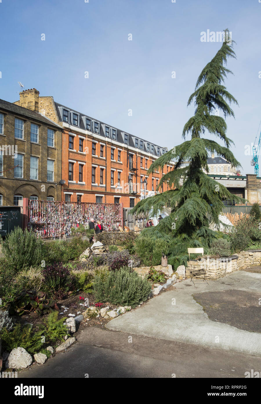 Kreuz Knochen Friedhof und Denkmal Garten - einem Stillgelegten post-mittelalterlichen Begräbnisstätte auf Redcross Weg in Southwark, London, UK Stockfoto