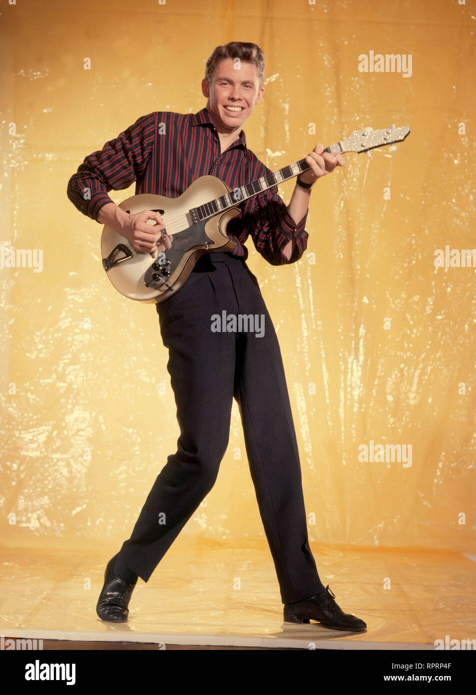 PETER KRAUS, Rock'n'Roll-Sänger, mit Gitarre, 50er Jahre. Portrait, Musik,  Sänger, Musiker, Rock'n'Roll, 50er Stockfotografie - Alamy